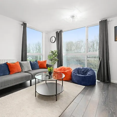 Spacious 3 Bedroom House For Single & Group Accommodation Upto 10 Guests And Free Parking For 3 Cars * Mánchester