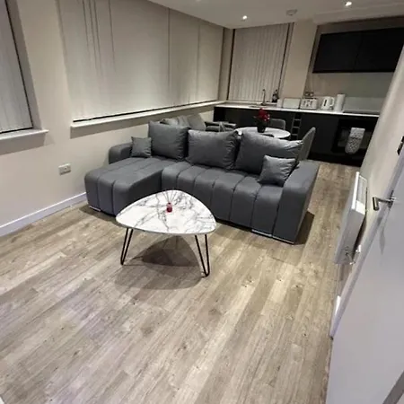 Modern 1-bed Penthouse Steps From Old Trafford Μάντσεστερ