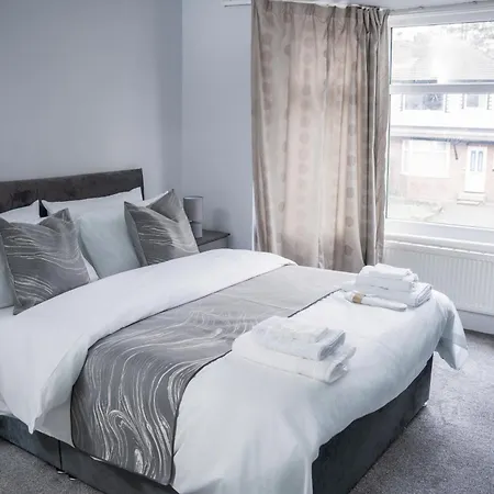 Modern & Spacious 4-bedroom In Crumpsall Apartman Manchester