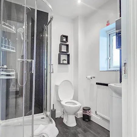 Deluxe 4-bed Near Etihad & C0-0p Arena, Parking X 2 Cars Or Vans, Sleeps 9 *