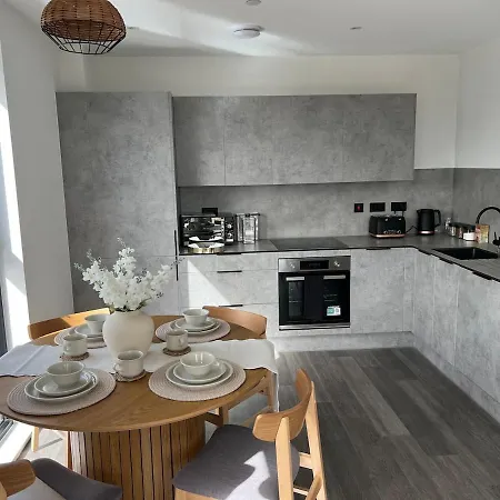 Luxury 2br High-rise Balcony, Terrace, Parking * Manchester