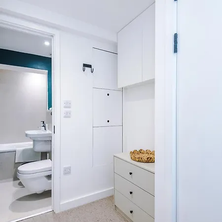 Stylish 2br 3 Baths 6 Guests Manchester