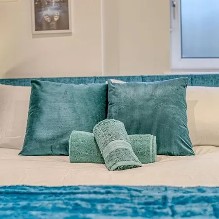 Charming Away From With Free Parking Apartament Manchester