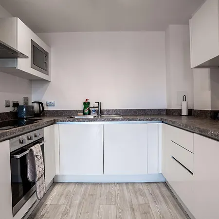 Elegant Modern One Bed Flat With Juliet Balcony *