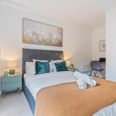 Modern 1-bed Centre Flat - Balcony & Parking * مانشستر