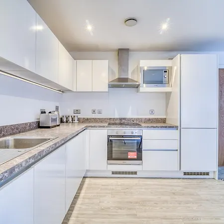 Executive With Sleek Modern Aesthetic Манчестер