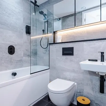 Daire Stylish 1br Near Centre Salford