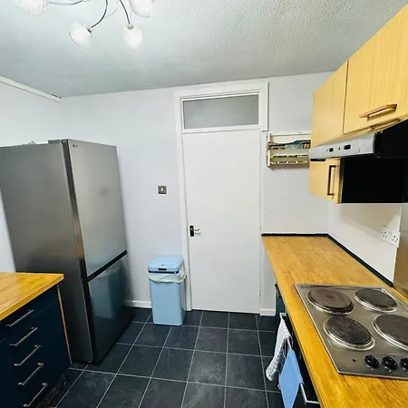 Air Conditioned Luxury 2-bed Apartment,office With Built-in Tv King Bed, Private Entrance And Free Parking * Manchester