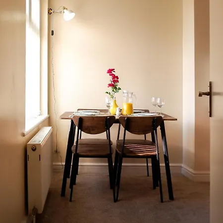 Near Uni And Hospital - Long - Fast Wi-fi - 15 Mins To Apartment