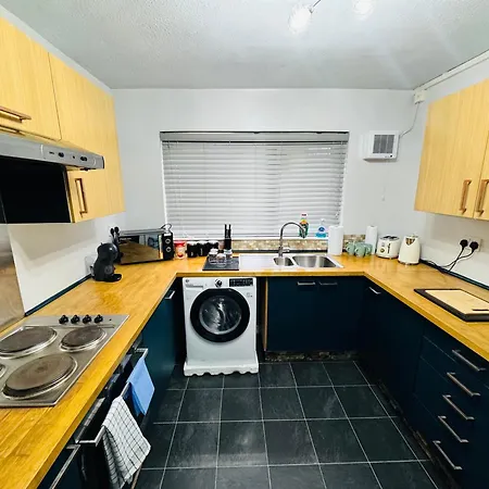 Luxury 2-bed Apartment,office With Built-in Tv King Bed, Private Entrance And Free Parking Mánchester