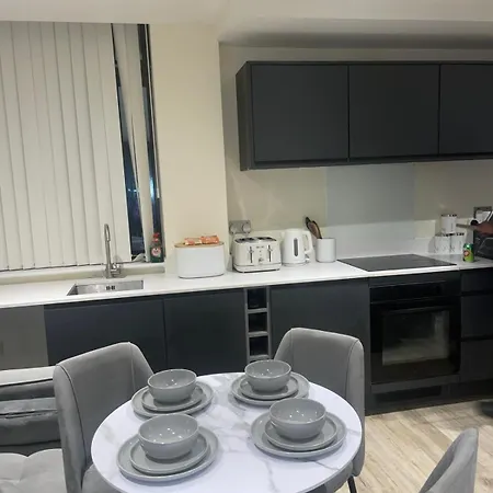 Modern 1-bed Penthouse Steps From Old Trafford *