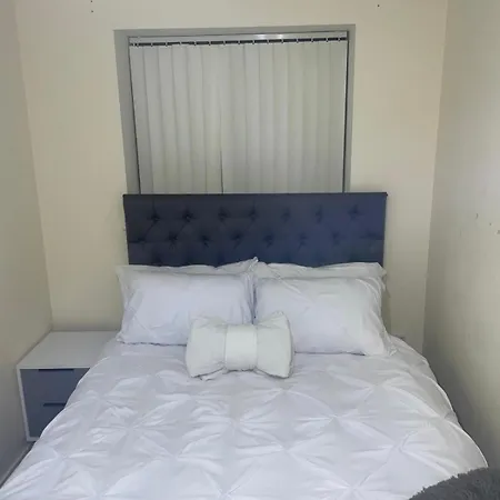 Apartament Modern 1-bed Penthouse Steps From Old Trafford *