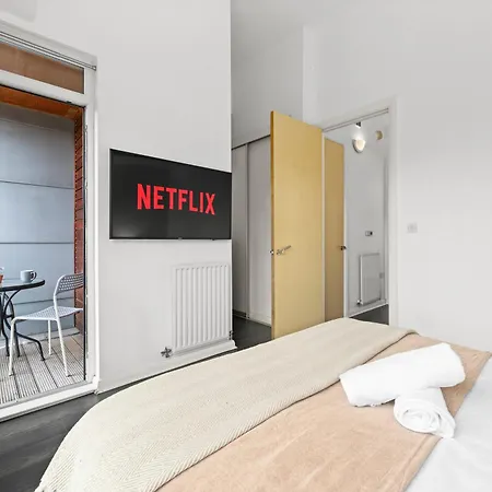 Spacious 3 Bedroom House For Single & Group Upto 10 Guests And Free Parking For 3 Cars * Manchester