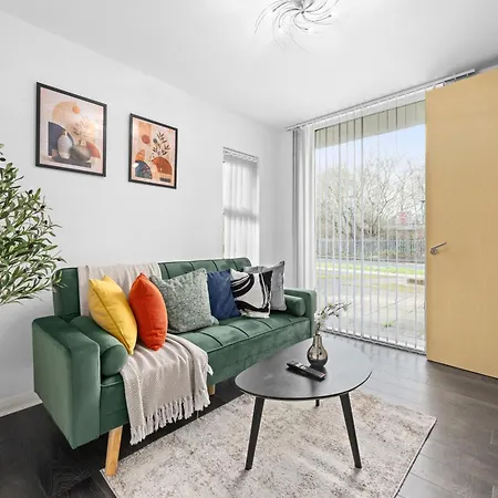 Spacious 3 Bedroom House For Single & Group Upto 10 Guests And Free Parking For 3 Cars