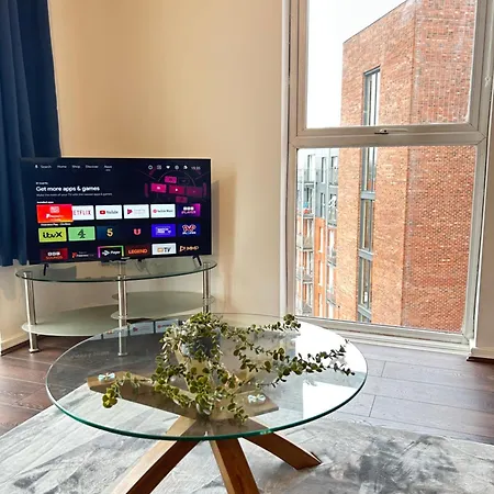 Comfortable 2-bedroom Flat Close Etihad And Coop Live