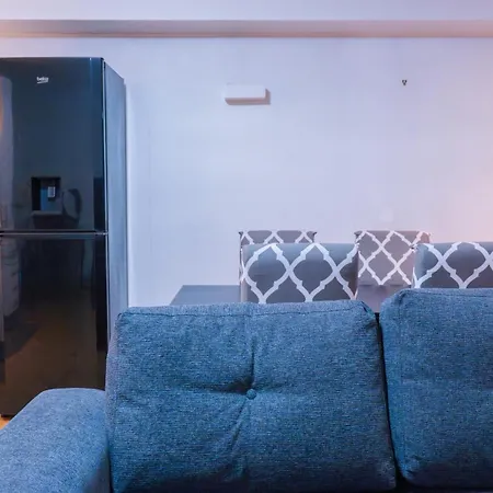 Apartment Whole Two Bed, One Bedroom With Riverside View - Secure Parking - Close To Centre And Old Trafford *