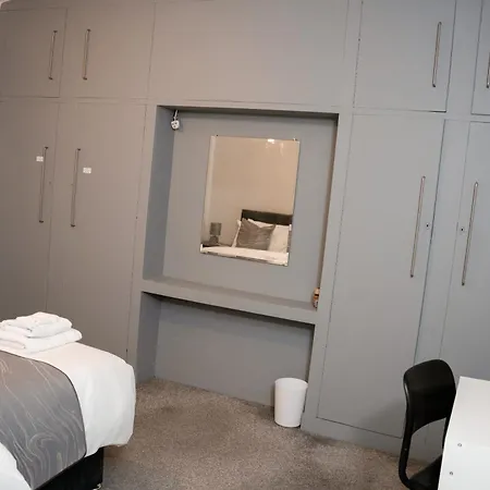 Modern & Spacious 4 Bedroom Residence In Manchester Apartman *