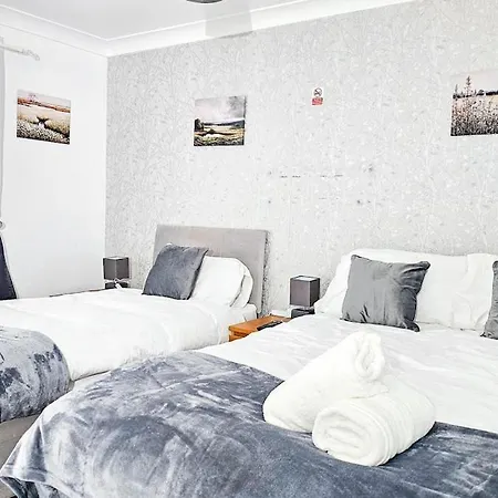 Appartement Deluxe 4-bed Near Etihad & C0-0p Arena, Parking X 2 Cars Or Vans, Sleeps 9 *