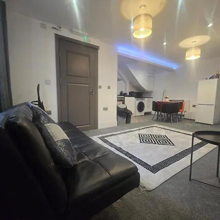 Charming Ground Floor Tudor Free Wifi مانشستر