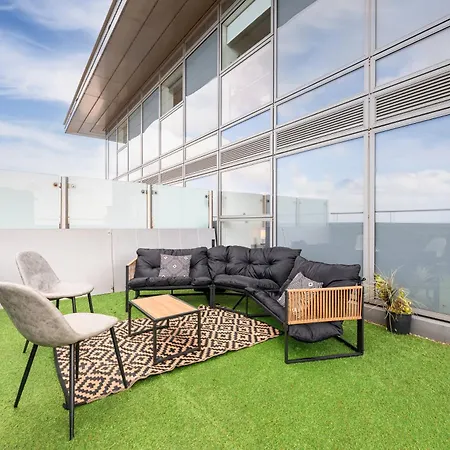 Penthouse Skyline - 2br, Massive Terrace Retreat *