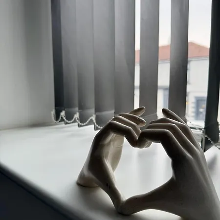 The Emerald 1br Near Etihad & Coop Live *