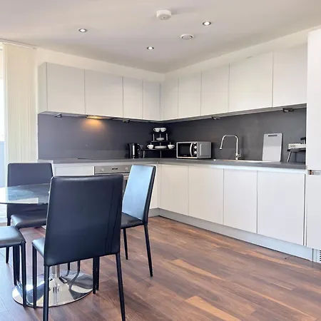 Modern Near Oxford Road, Centre דירה *