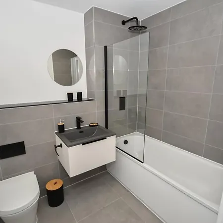 Modern 2 Bedroom In W Balcony