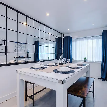 Salford 4 Bed House - Free Parking - Sleeps 7 Lejlighed