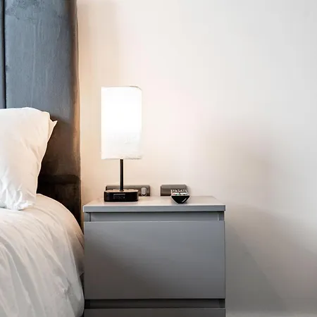 Elegant Modern One Bed Flat With Juliet Balcony Apartment *