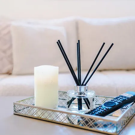 Stylish Mcr 1br Etihad Coop Live Parking