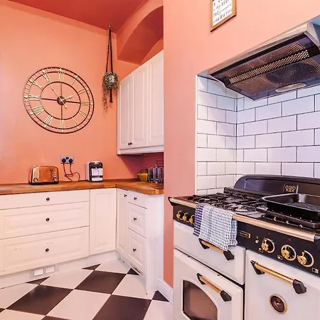 Beautiful 4bd Home, Sleeps 8, Parking, Manchester, Perfect For Groups *