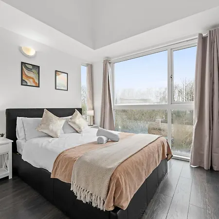 Apartament Spacious 3 Bedroom House For Single & Group Upto 10 Guests And Free Parking For 3 Cars *