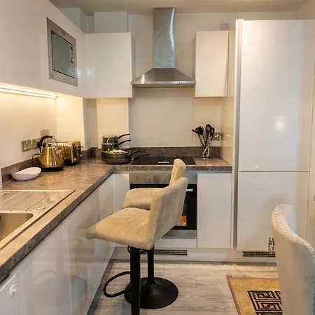 Modern Two Bedroom For Five With On-site Parking In Salford מנצ'סטר
