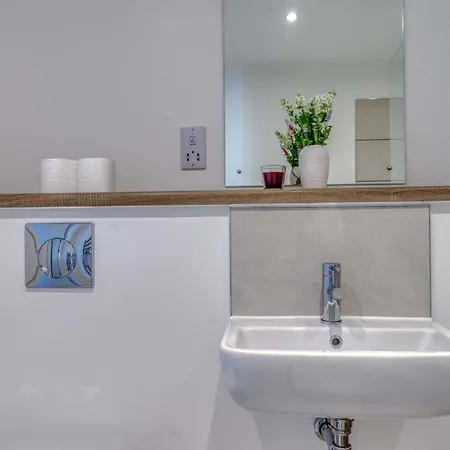 Apartament City View - Free Parking -Near Salford Royal - Sleeps 3 *