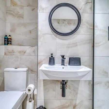 Charming Away From With Free Parking Apartamento Mánchester