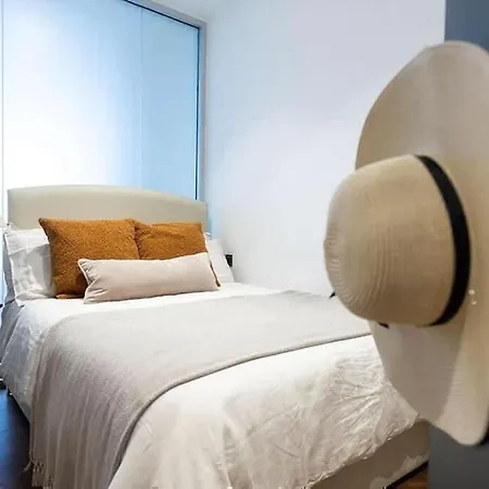 Base Steps From Attractions شقة *