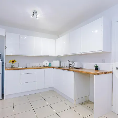 Salford 4 Bed House - Free Parking - Sleeps 7 Lejlighed