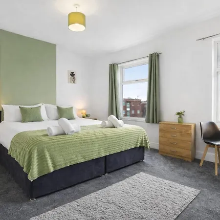 Comfortable 4 Bed - Free Parking & Fast Wifi Appartamento