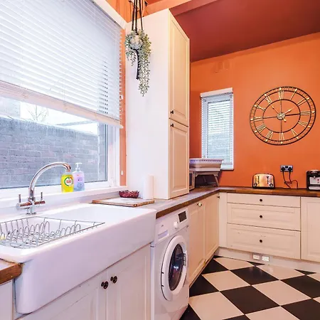 Beautiful 4bd Home, Sleeps 8, Parking, Manchester, Perfect For Groups * מנצ'סטר