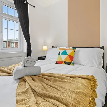 Апартаменты Modern 4 Bedroom House For 9 Guests With Free Parking By The Cosy Corner Nationwide *