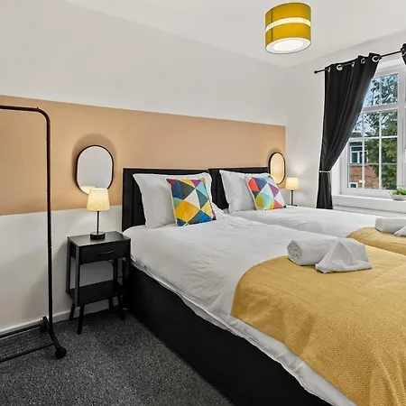 Modern 4 Bedroom House For 9 Guests With Free Parking By The Cosy Corner Nationwide Apartman *
