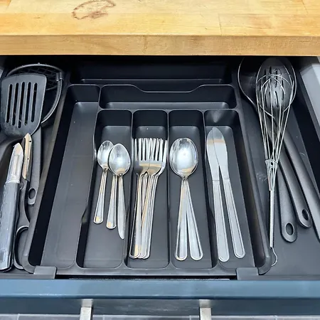 Luxury 2-bed Apartment,office With Built-in Tv King Bed, Private Entrance And Free Parking Manchester