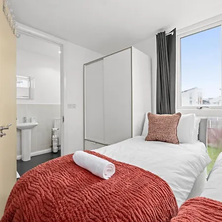 Spacious 3 Bedroom House For Single & Group Upto 10 Guests And Free Parking For 3 Cars Manchester