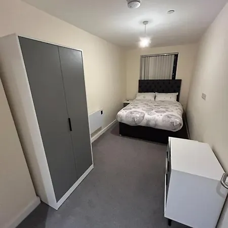 Modern 1-bed Penthouse Steps From Old Trafford Διαμέρισμα