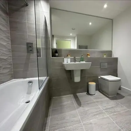 Modern 1-bed Penthouse Steps From Old Trafford