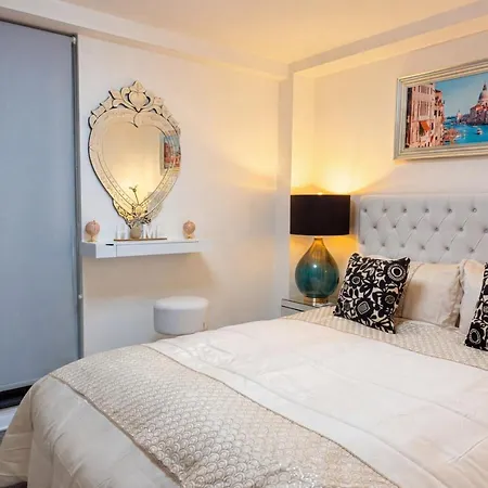 Modern Two Bedroom For Five With On-site Parking In Salford דירה *