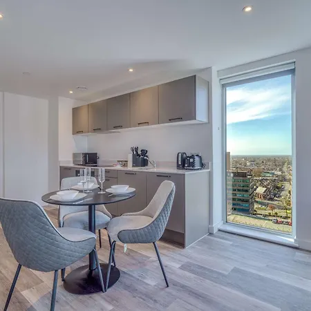 City View - Free Parking -Near Salford Royal - Sleeps 3 Apartament Manchester