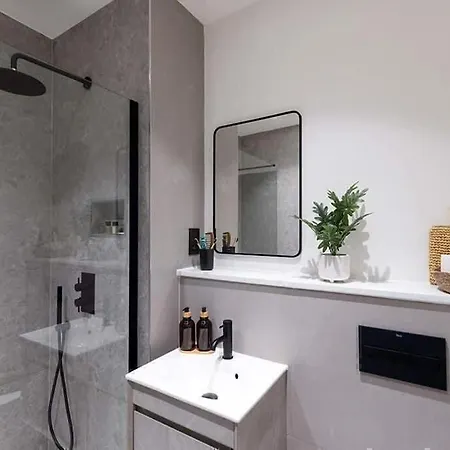 Base Steps From Attractions Manchester