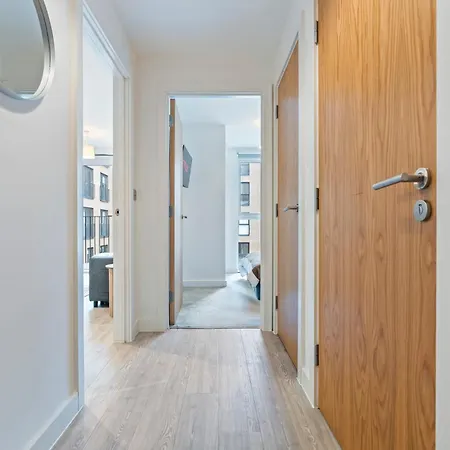 Modern 1-bed Centre Flat - Balcony & Parking