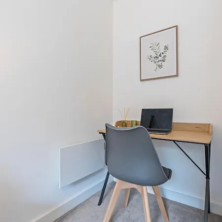 Modern 1-bed Centre Flat - Balcony & Parking شقة